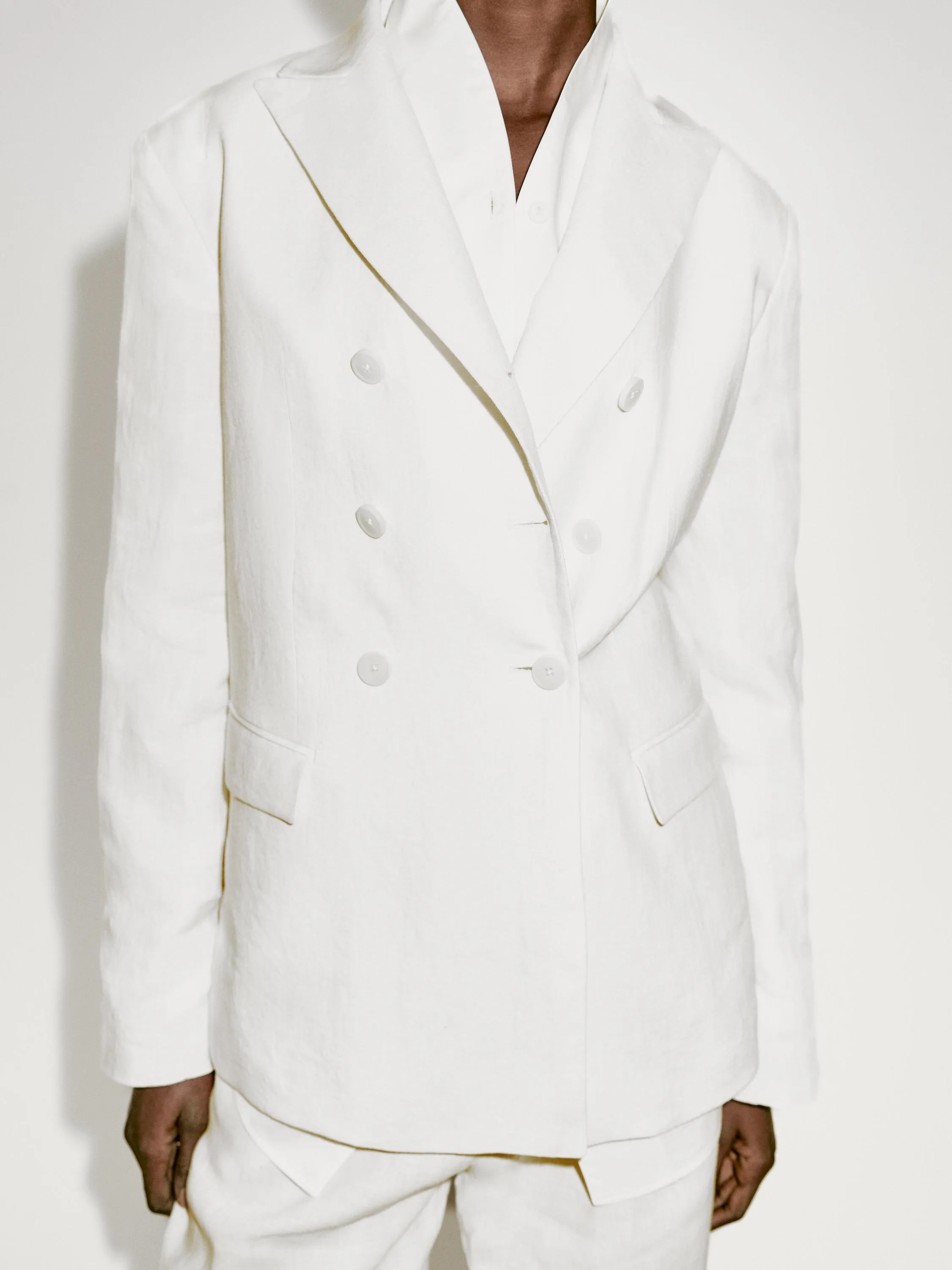 Fitted double-breasted linen blazer