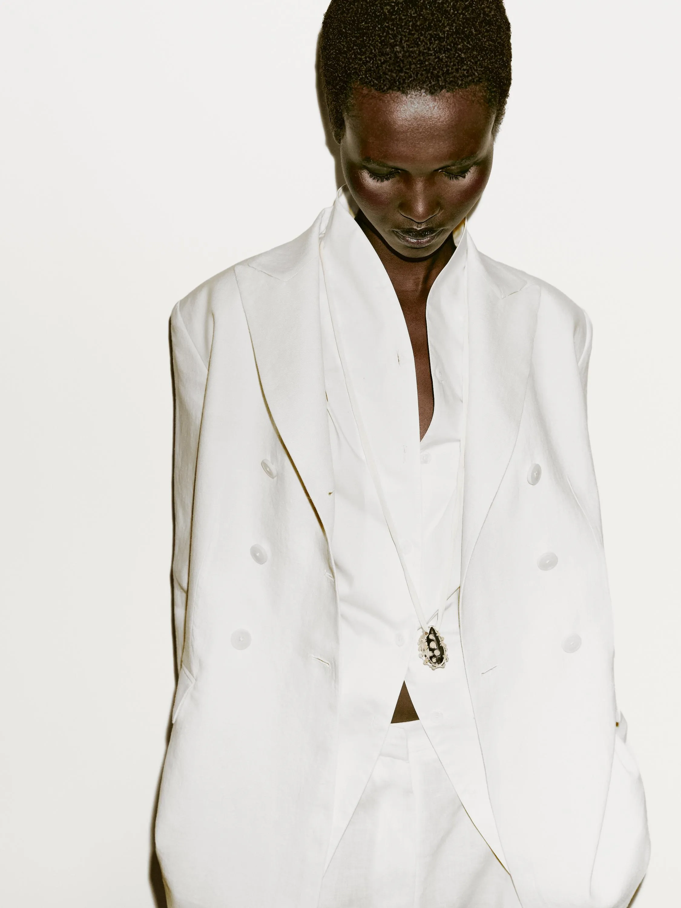 Fitted double-breasted linen blazer