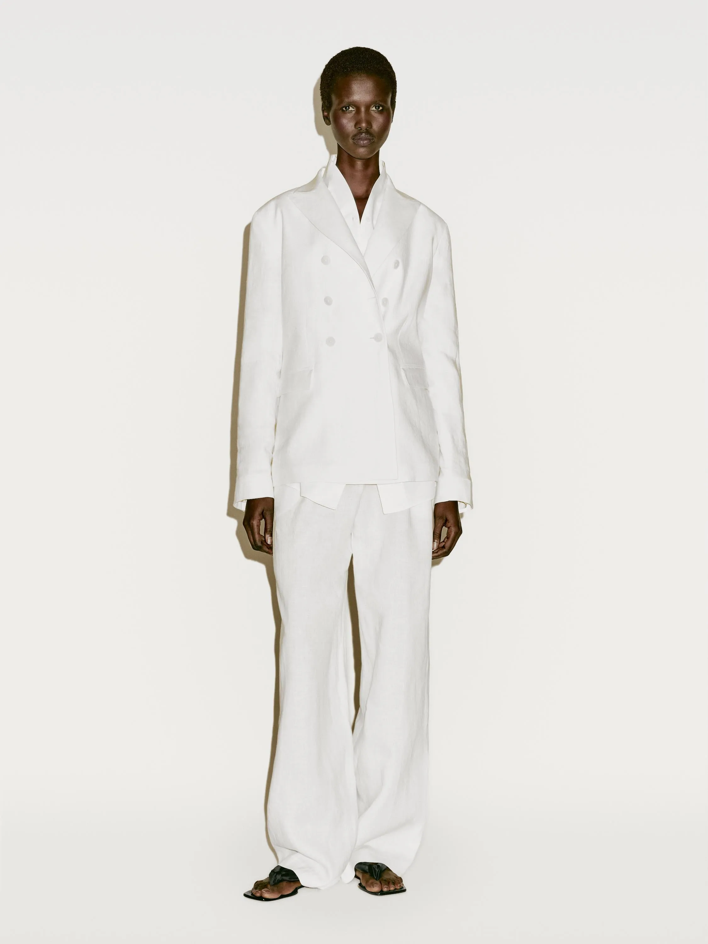Fitted double-breasted linen blazer