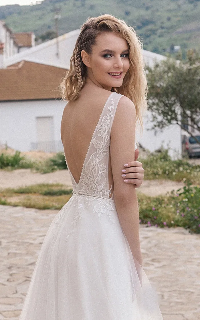 Sexy Sleeveless A-Line Tulle Wedding Dress With Plunging Neckline And Low-V Back-716442